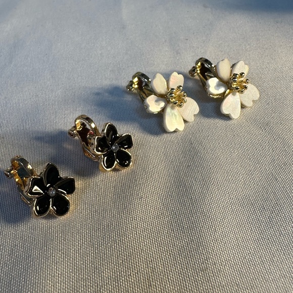 Two pair tiny petite style flower earrings - Picture 7 of 7